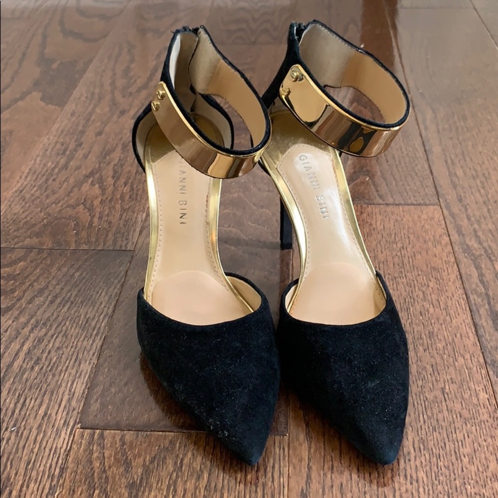 Velvet black pumps